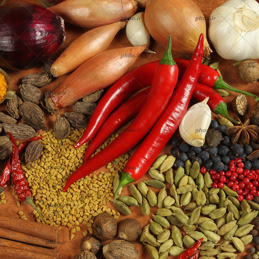 عکس ادویه ها و گیاهان متفاوت در پس زمینه چوبی