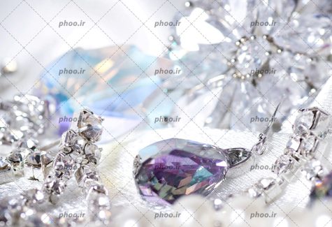 عکس جواهرات زیبا در پس زمینه سفید