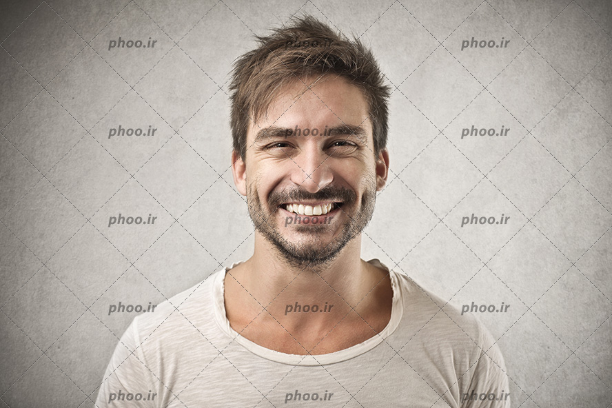 عکس با کیفیت مردی که در حال خندیدن است