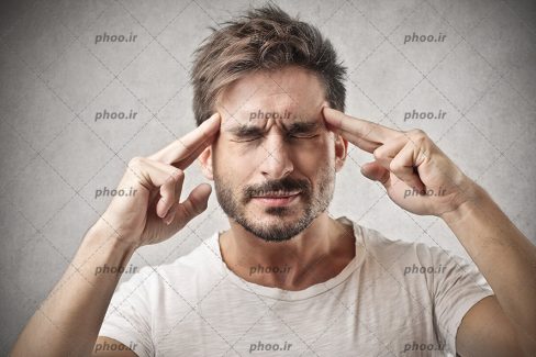 عکس با کیفیت مردی در حال تمرکز بر روی مسئله ی فکری