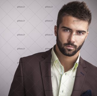عکس با کیفیت مرد جدی با کت قهوه ای