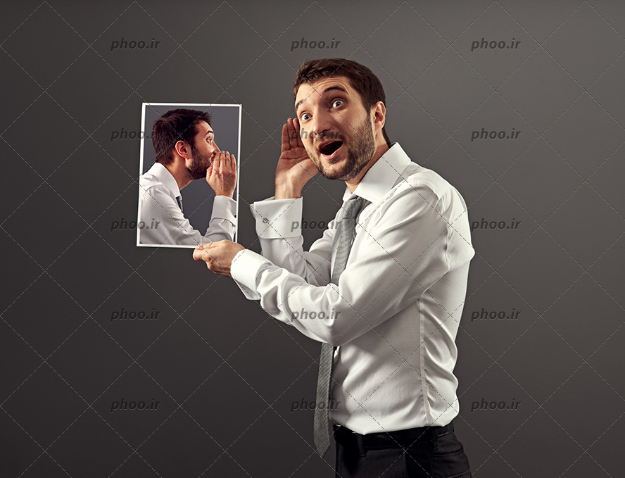 عکس با کیفیت مردی جوان که به حرف های خودش گوش می کند