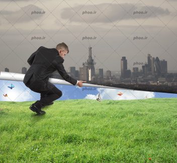 عکس با کیفیت مرد در حال یک منظره شهر با هوای آلوده به دشت سرسبز