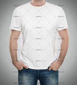 عکس با کیفیت مرد با تی شرت سفید و شلوار جین در پس زمینه خاکستری