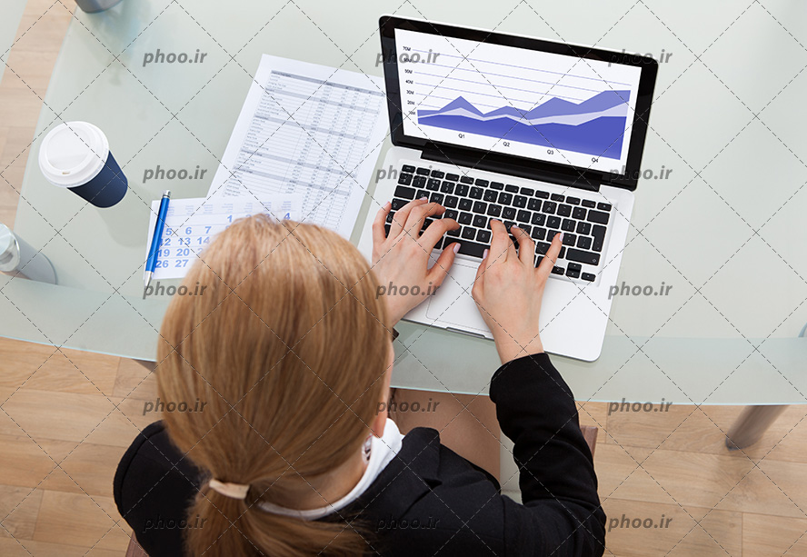 عکس کارمند زن درحال تایپ در لپ تاپ