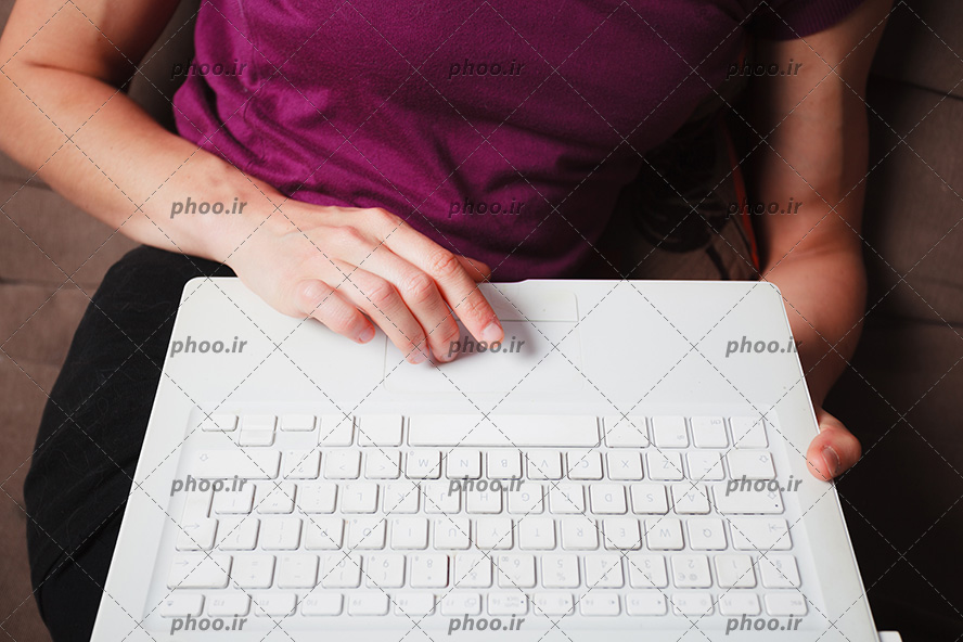 عکس زن درحال کار با لپ تاپ سفید
