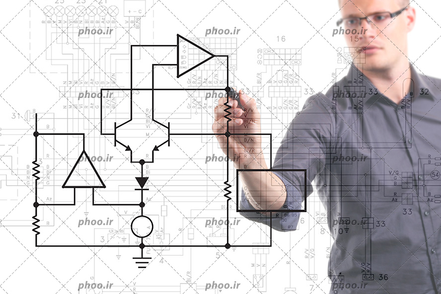 عکس مهندس مرد درحال طراحی مدار الکتریکی