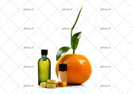 عکس نارنج یا پرتقال و عصاره در بطری ها در زمینه سفید
