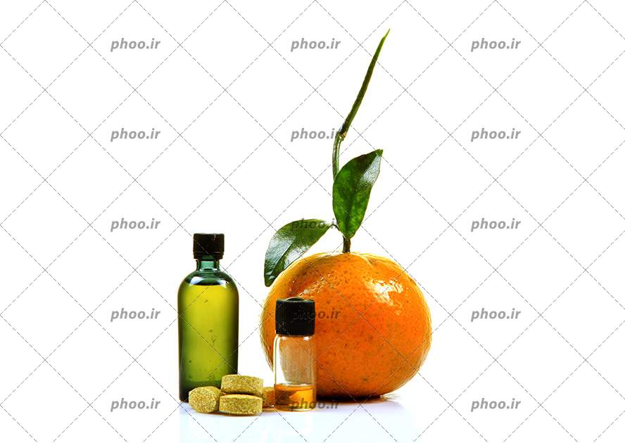 عکس نارنج یا پرتقال و عصاره در بطری ها در زمینه سفید