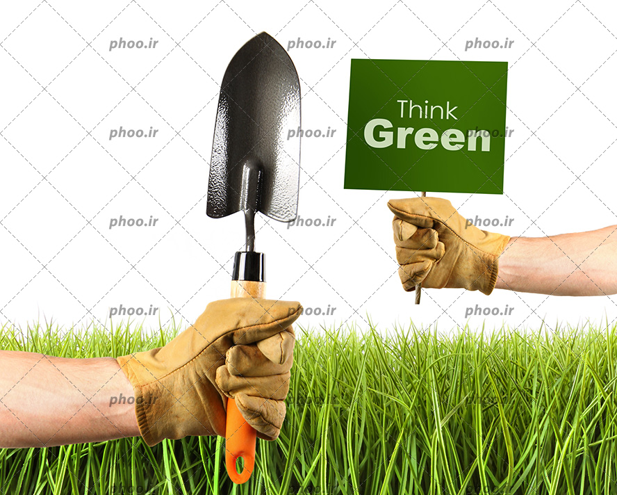 عکس دست هایی با بیلچه باغبانی و یک تابلو سبز با نوشته انگلیسی (think green) در بالای چمن های سبز در پس زمینه سفید