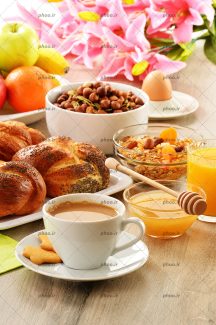 عکس صبحانه چیده شده روی میز چوبی