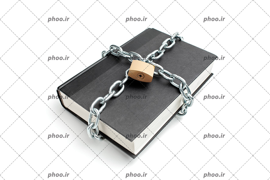 عکس با کیفیت کتاب با جلد مشکی و زنجیر پیچیده شده دور آن با قفل