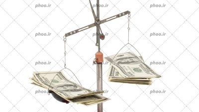 عکس با کیفیت یک ترازو که در هر سمت آن مقداری پول است در پس زمینه سفید