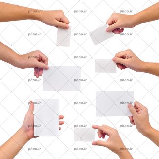 عکس با کیفیت دست هایی که کارت های سفید خالی را نگه داشته است