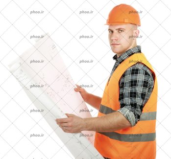 عکس مهندس ساختمان با کلاه ایمنی و یک نقشه ساختمانی در دست
