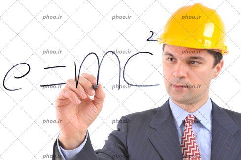 عکس یک مهندس با کت و کلاه ایمنی در حال محاسبه در پس زمینه سفید