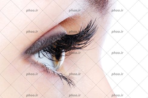 عکس چشم قهوه ای و مژه بلند و خط چشم از نمای نزدیک