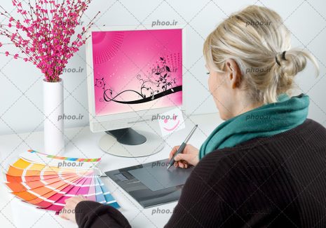 عکس خانم در حال مطالعه طراحی گرافیک و پالت رنگ روی میز