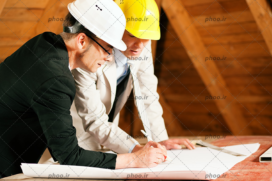 عکس مهندسان ساختمان در حال بررسی نقشه ساختمان