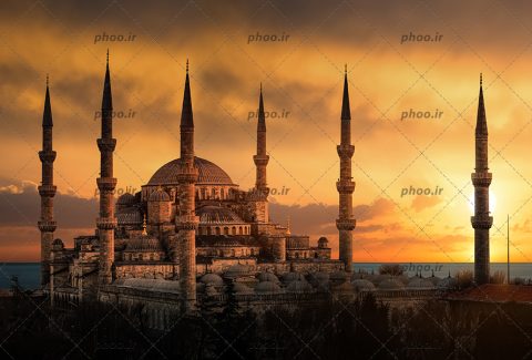 عکس مسجد آبی در کنار دریا در برابر غروب خورشید در استانبول ترکیه