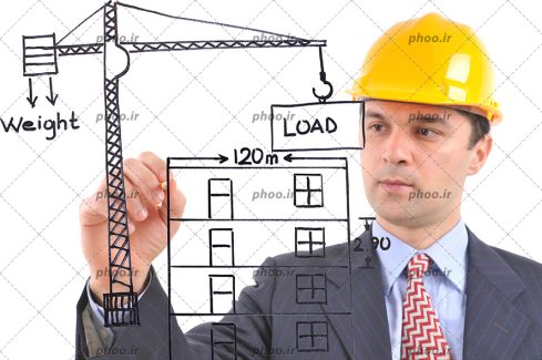 عکس مهندس ساختمان در حال طراحی ساختمان و محاسبه اندازه ها