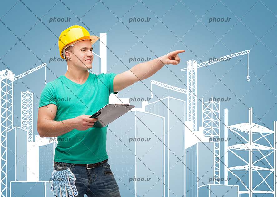عکس یک مهندس با کلاه ایمنی و تخته شاسی در دست و در حال اشاره به یک جهت