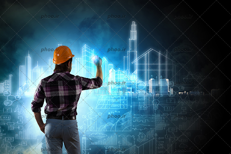 عکس مهندس با کلاه ایمنی در حال طراحی