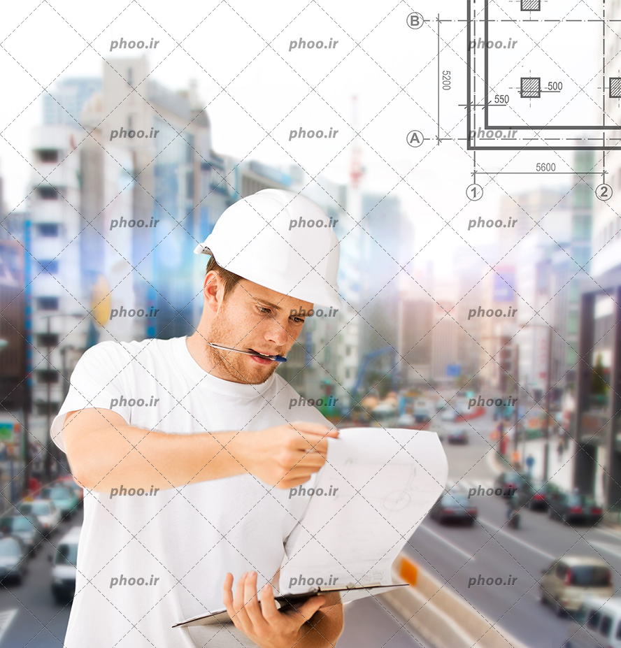 عکس یک مهندس با کلاه و تیشرت سفید در پس زمینه خیابان شهر