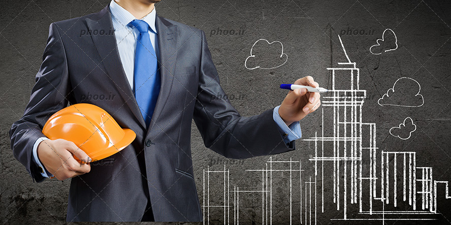 عکس مهندس با کت و کلاه در دست در حال طراحی