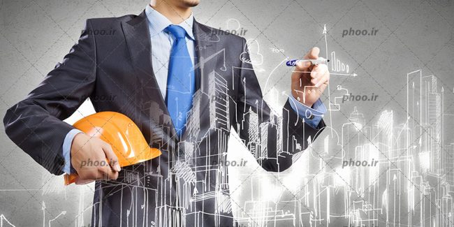 عکس مهندس با کلاه ایمنی در دست در حال طراحی