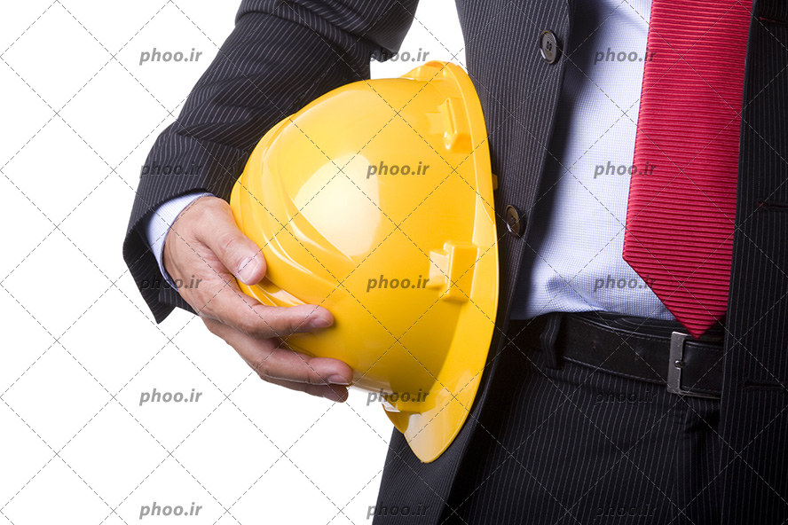 عکس مهندس با کت شلوار و کروات قرمز که کلاه ایمنی در دست دارد در پس زمینه سفید