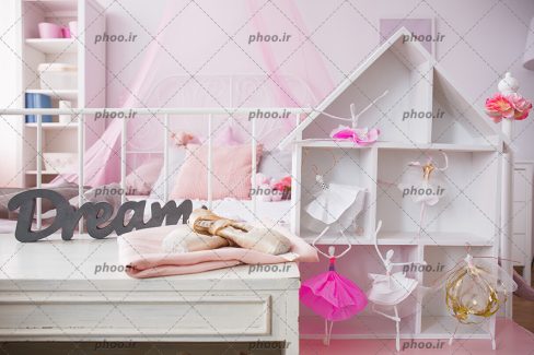 عکس تخت خواب ، خانه عروسک ، لباس و کفش رقص باله روی کمد در اتاق خواب دخترانه