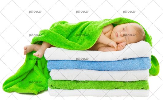 عکس با کیفیت نوزاد بامزه خوابیده روی حوله های رنگی با یک حوله سبز روی او
