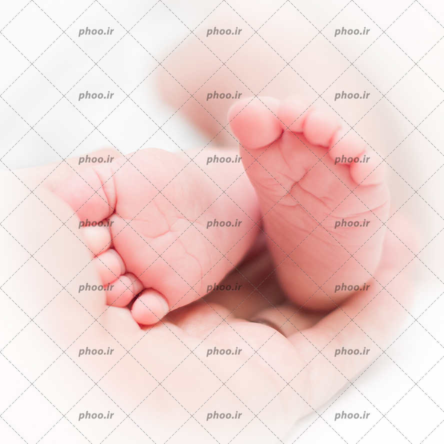 عکس با کیفیت پاهای کوچک کودک روی دست مادر در پس زمینه سفید